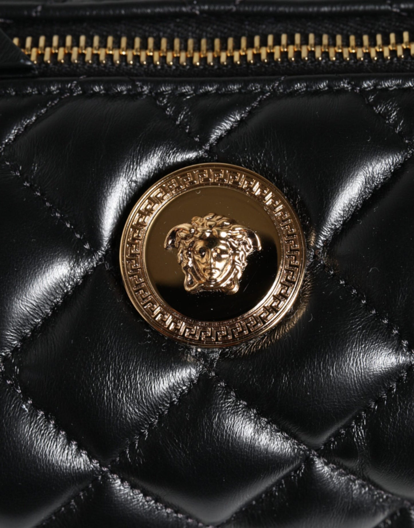 Versace Musta Mini tikattu lampaannahkainen Crossbody Sling Laukku