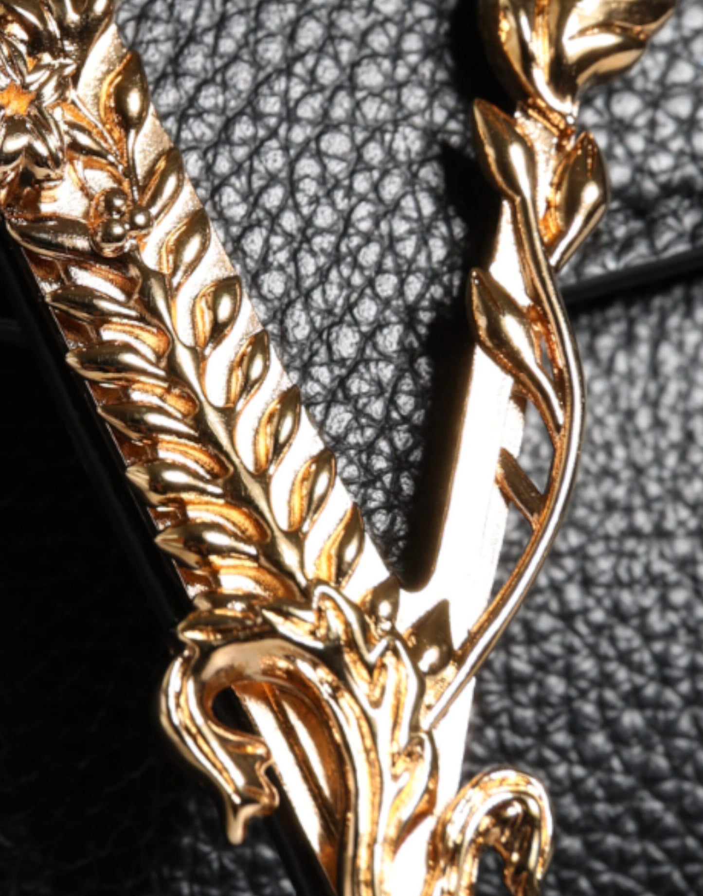 Versace Black Top Handle Rakeinen vasikannahkainen Crossbody laukku